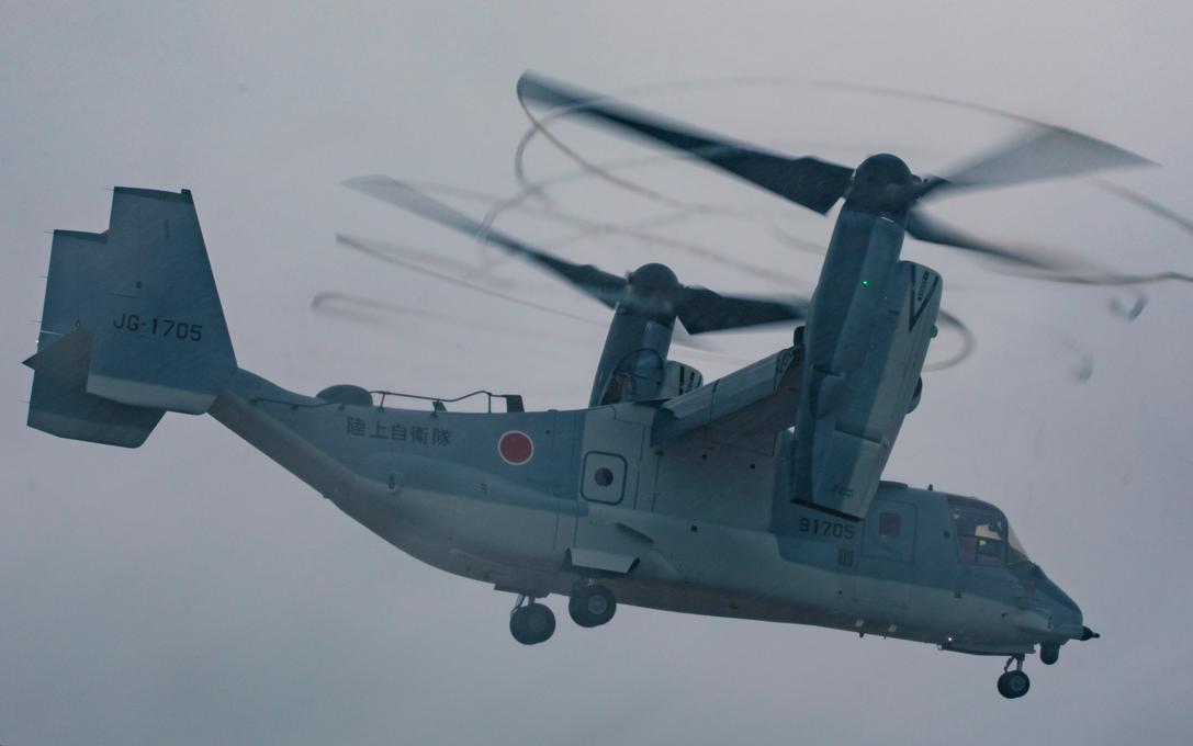 Первый японский V-22 Osprey в небе над  авиационной станцией  КМП США Iwakuni , Япония.  6 июля 2020 года машина перебазировалась из Iwakuni  на базу армейской авиации сухопутных сил самообороны Японии, что стало фактом официальной поставки конвертоплана японской Армии