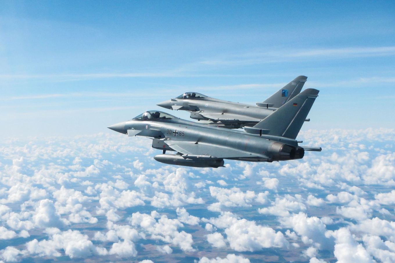 Британский и немецкий Eurofighter Typhoon в едином строю в небе Литвы, фото сделано 24 июля 2020 года