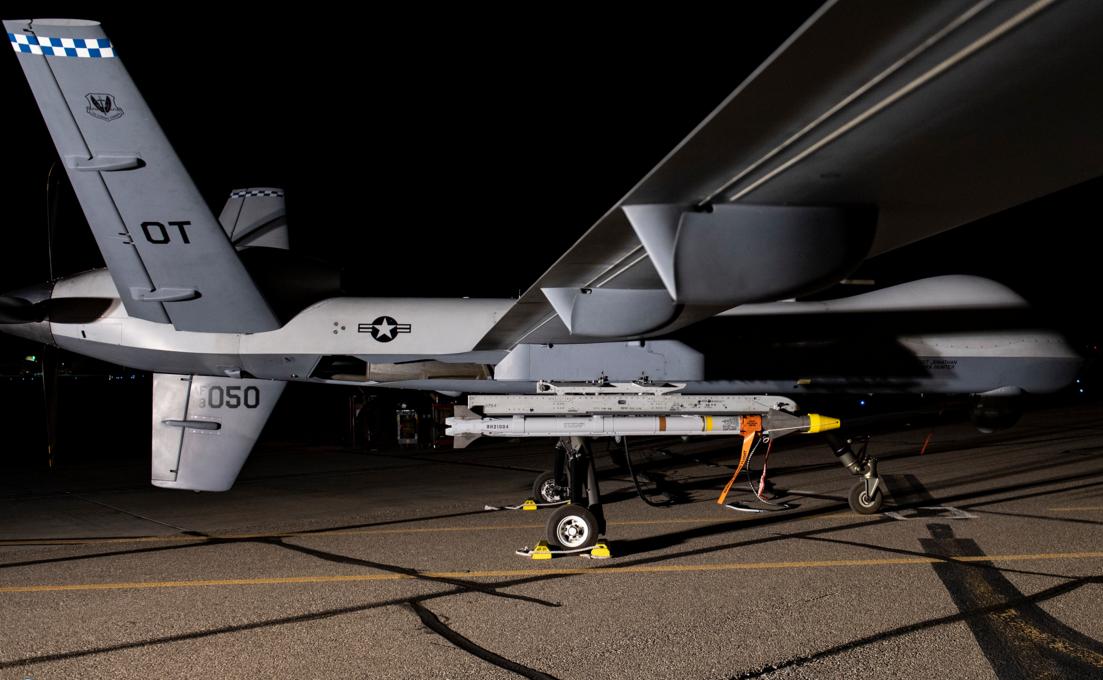 БПЛА MQ-9 Reaper 556-й эскадрильи войсковых испытаний и оценок ВВС США  с ракетой  AIM-9X Block 2 перед летным экспериментом по перехвату воздушной мишени BQM-167, фото сделано 3 сентября 2020 года на АБ Creech, шт. Невада