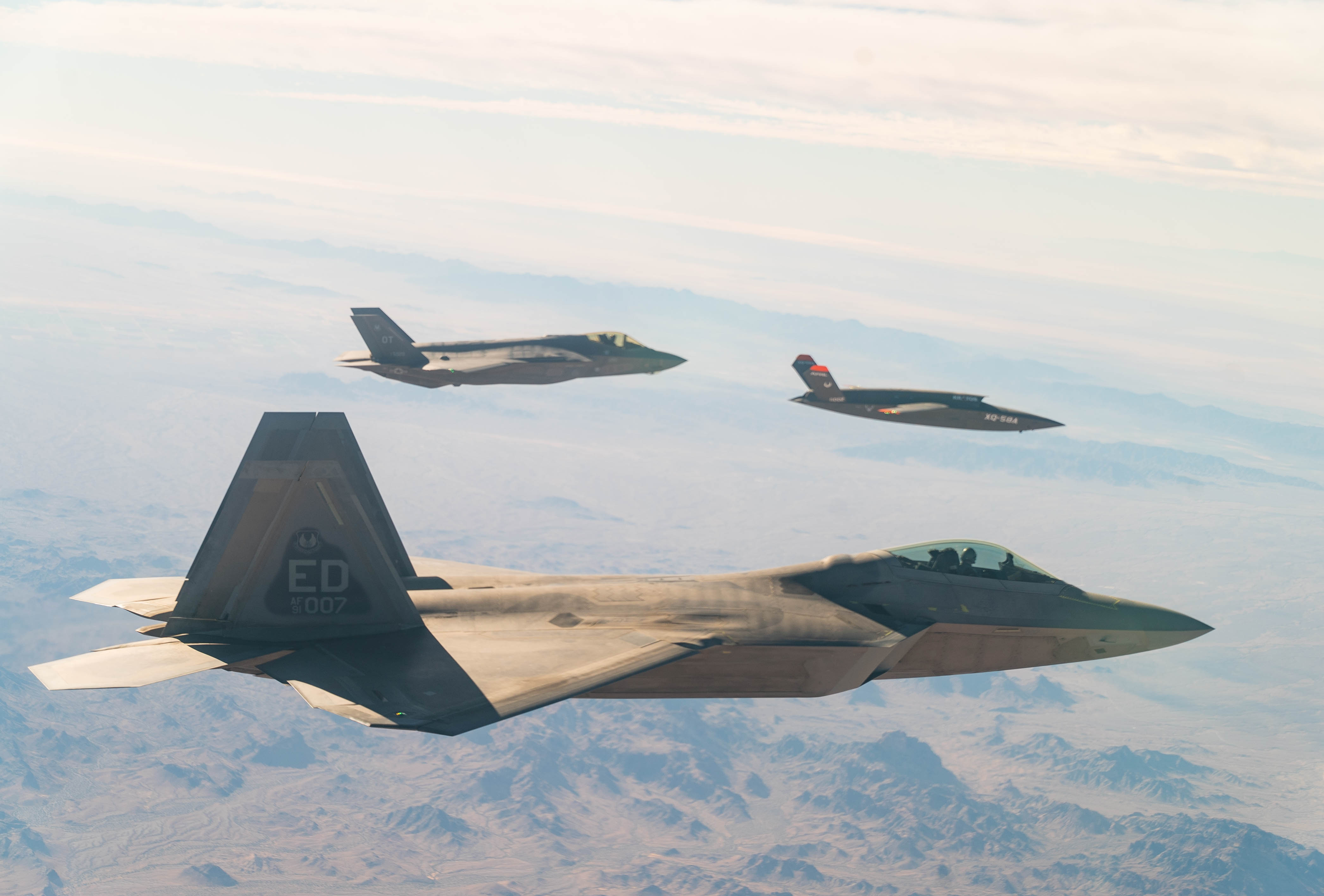 Valkyrie заняла свое  достойное место в строю: оно оказалось  между F-22 и F-35, фото сделано на полигоне Yuma, шт. Аризона, 9 декабря 2020 года