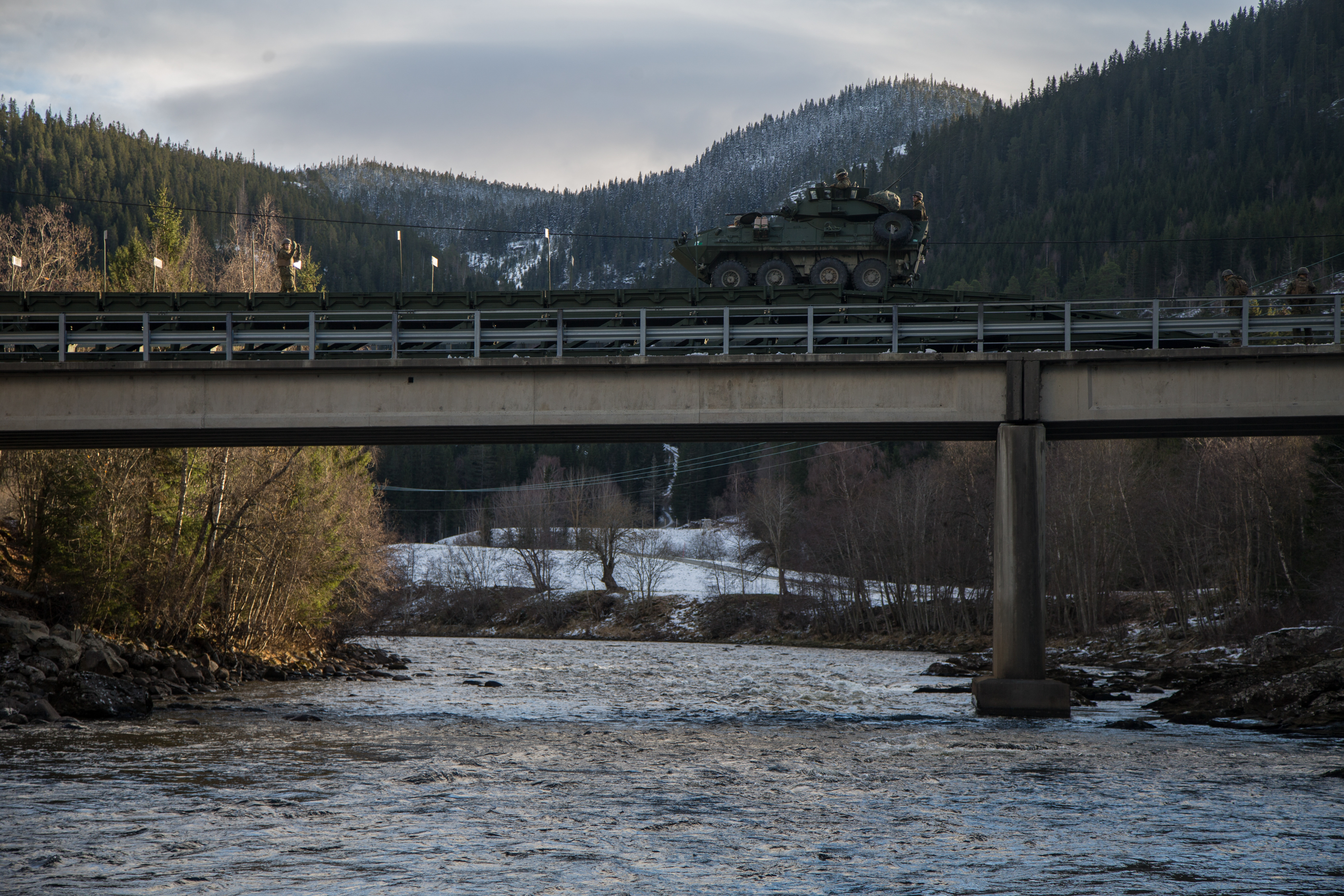 Средний балочный мост, построенный 2-й передовой логистической группой КМП США в районе н.п. Voll, Норвегия, в рамках  учения Trident Juncture 18, сразу после постройки по нему прошли около 100 боевых машин, фото сделано 30 октября 2018 года