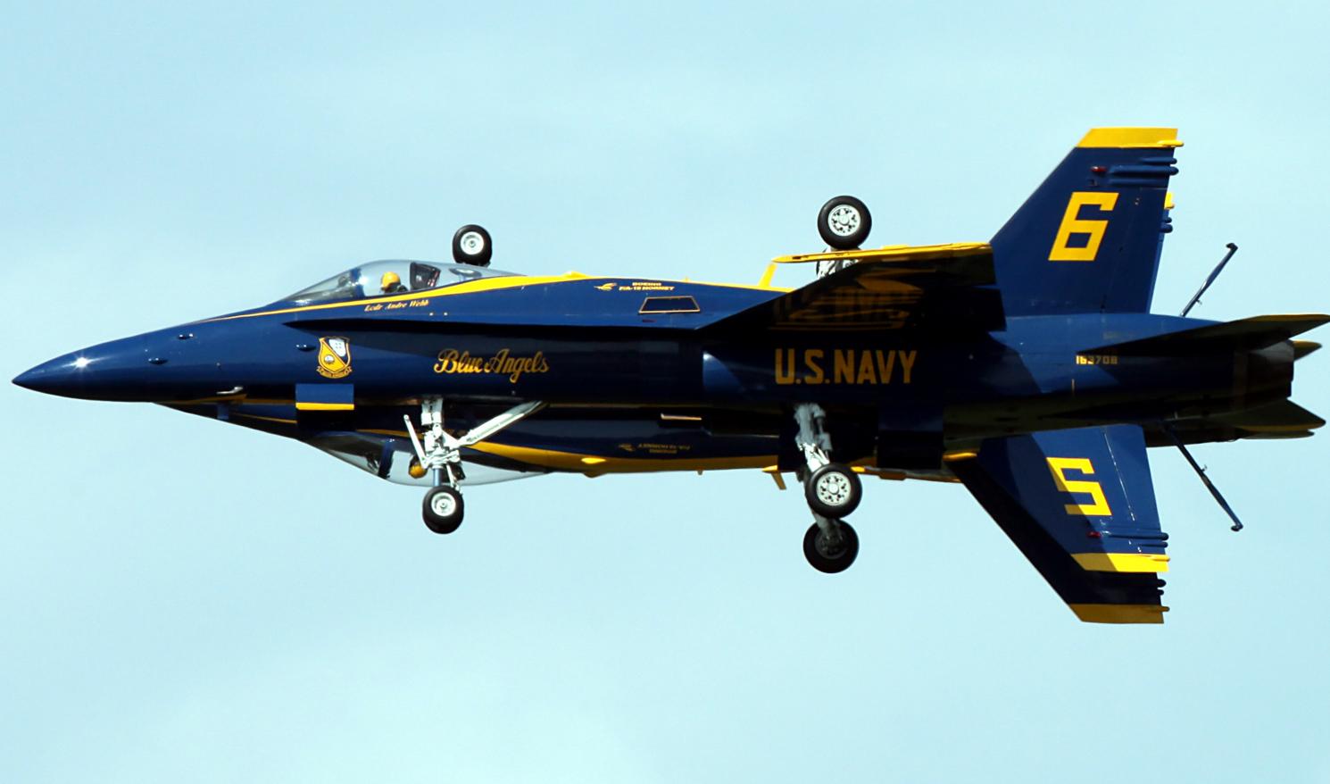 Фрагмент выступления демонстрационно-пилотажной группы ВМС США Blue Angels на авиационной станции КМП США Beaufort, шт. Южная Каролина, 27 апреля 2019 года 