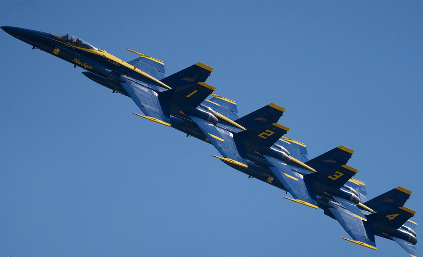 4-ка демонстрационно-пилотажной группы ВМС США Blue Angels (это тот случай, когда расстояние от законцовки крыла одного самолета до кабины соседнего доходит до 45 см) на аэрошоу Cape Girardeau Air Festival в Монтане, фото сделано 16 мая 2019 года