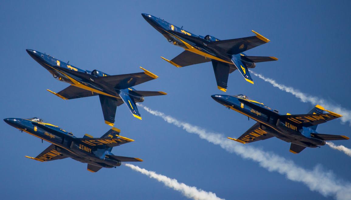 Отработка демонстрационно-пилотажной группой ВМС США Blue Angels маневра Double Farvel, фото сделано 22 января 2020 года на авиационной станции El Centro, шт. Калифорния, где Blue Angels готовятся к сезону 2020 года, который будет состоять из 55 шоу в 29 городах и базах на территории США и Канады