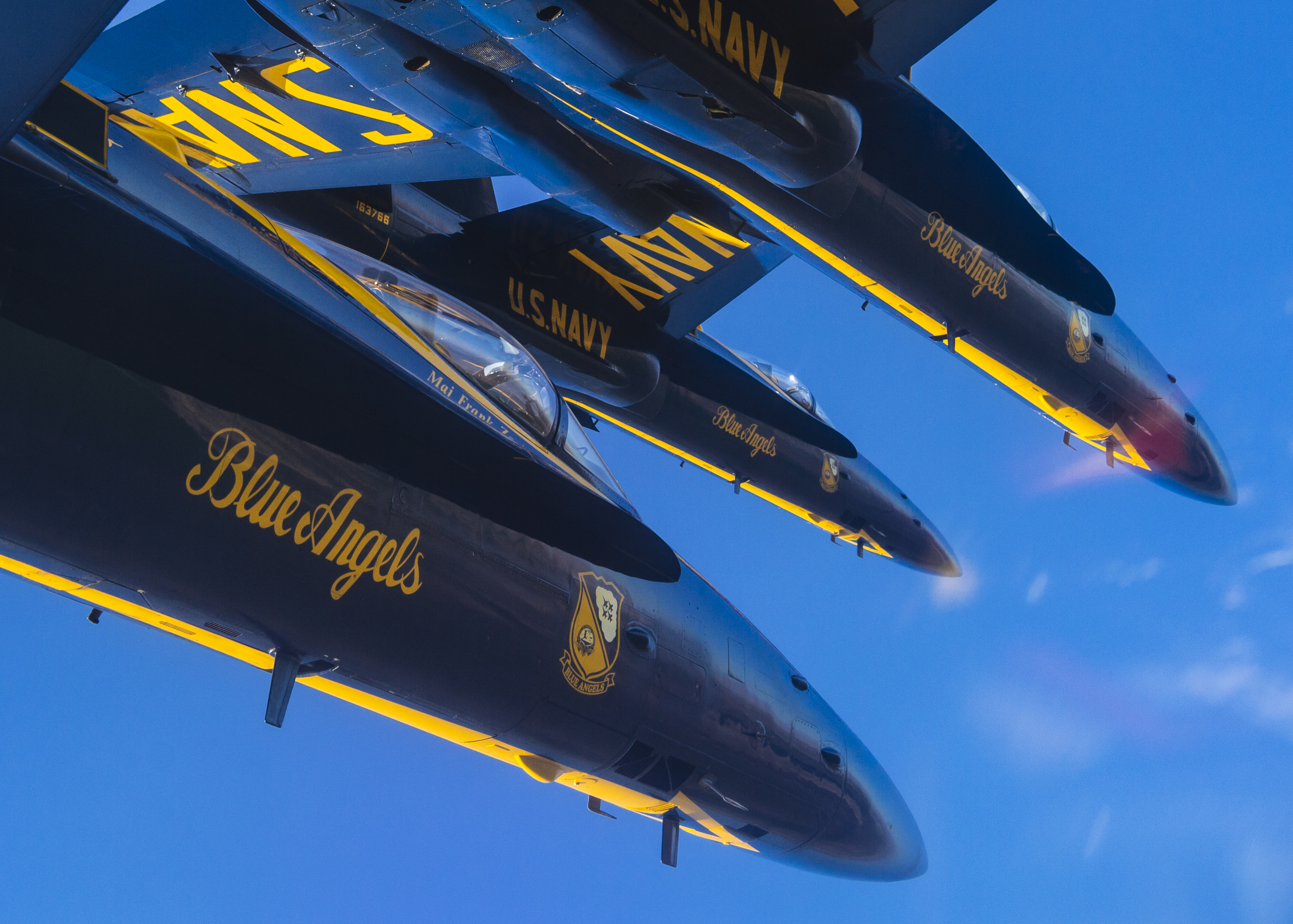В ходе подготовки к демонстрационному сезону 2020  демонстрационно-пилотажная группа ВМС США Blue Angels выполняет  групповой разворот, фото сделано 3 марта 2020 года на станции морской авиации  El Centro, шт. Калифорния