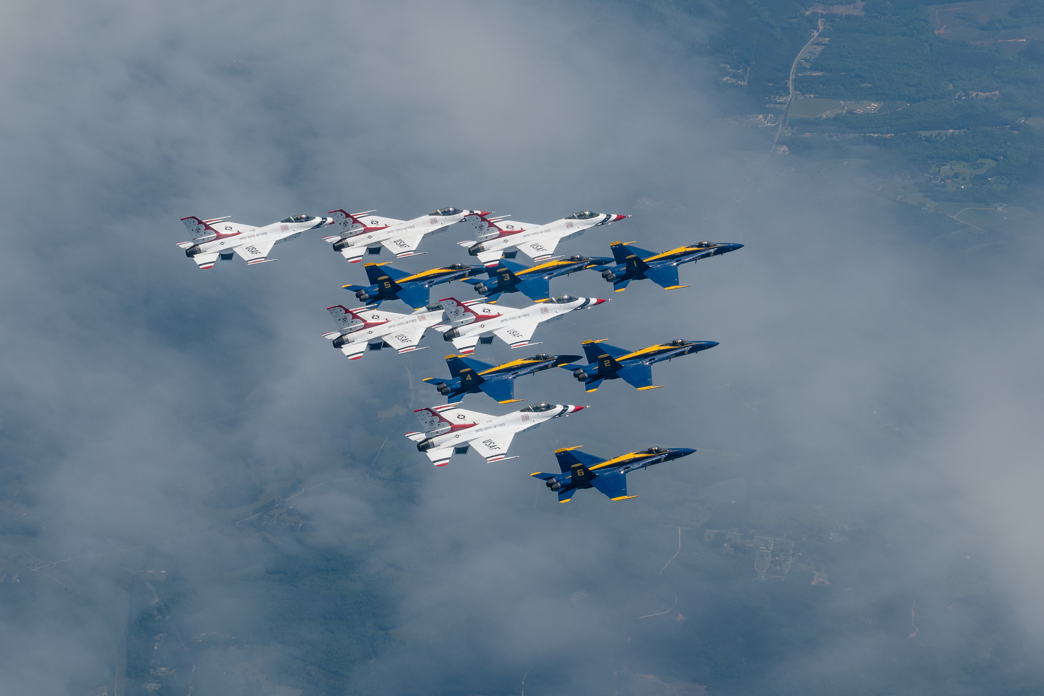 Начало уникальной программы совместных выступлений демонстрационно-пилотажных групп Blue Angels (ВМС США, синие) и Thunderbirds (ВВС США, белые) в честь борцов со вспышкой короновируса COVID-19, маршрутный пролет  над New York City, New Jersey и Philadelphia, 28 апреля 2020 года