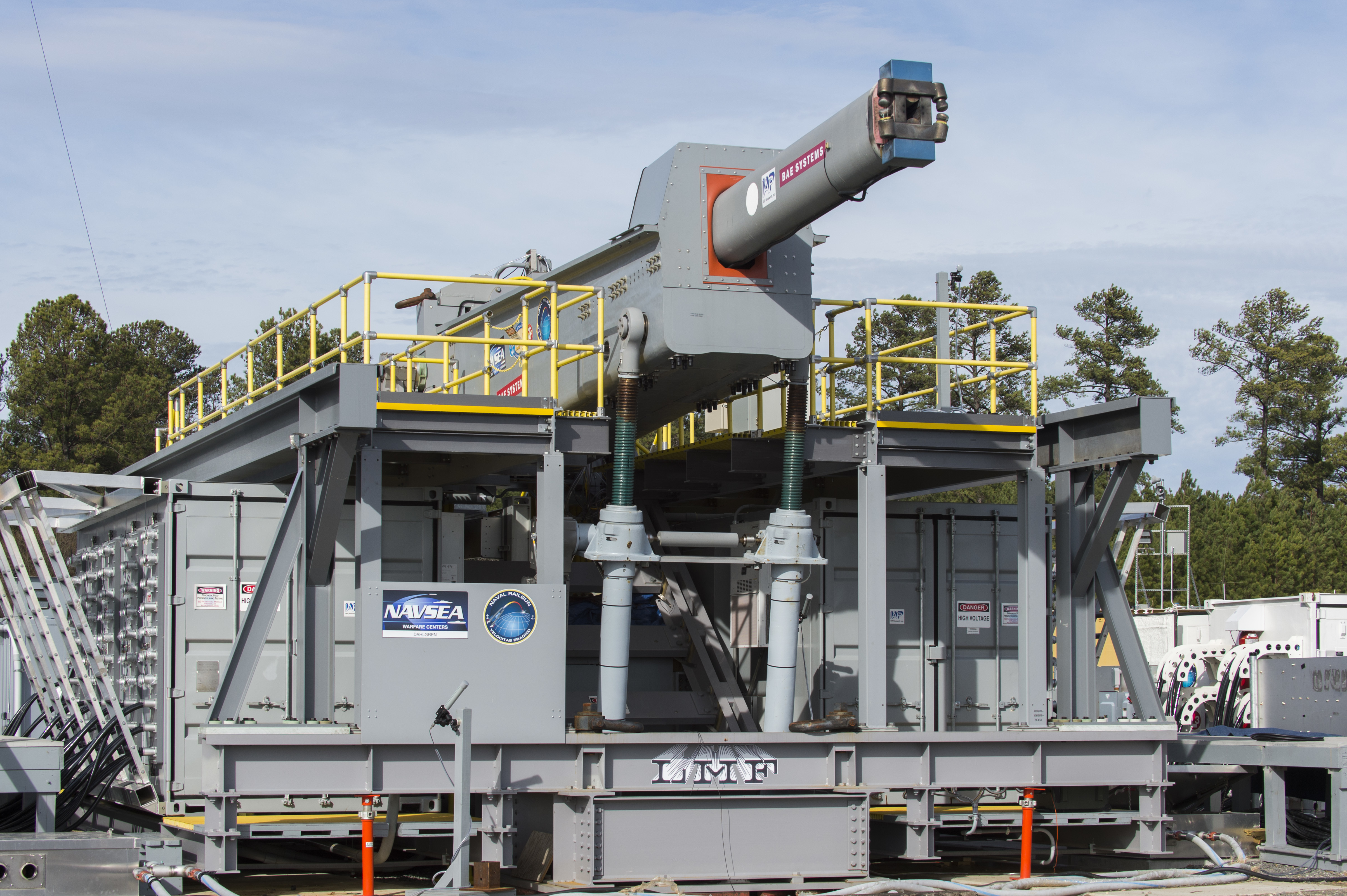 Один из прототипов (BAE Systems) электромагнитной пушки EMRG (Electromagnetic Railgun) на базе подразделения Dahlgren центра надводного вооружения управления военно-морских исследований ВМС США, фото сделано 12 января 2017 года 